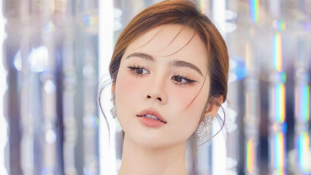 Diễn viên Phan Minh Huyền ghi điểm bởi thời trang gợi cảm, cá tính