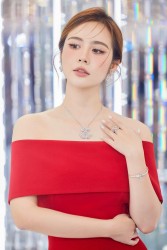 Diễn viên Phan Minh Huyền ghi điểm bởi thời trang gợi cảm, cá tính