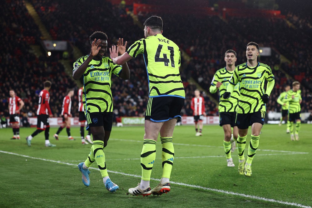 Tiếp đó, Bukayo Saka khiến cho Bogle phản lưới nhà ở cự ly gần.