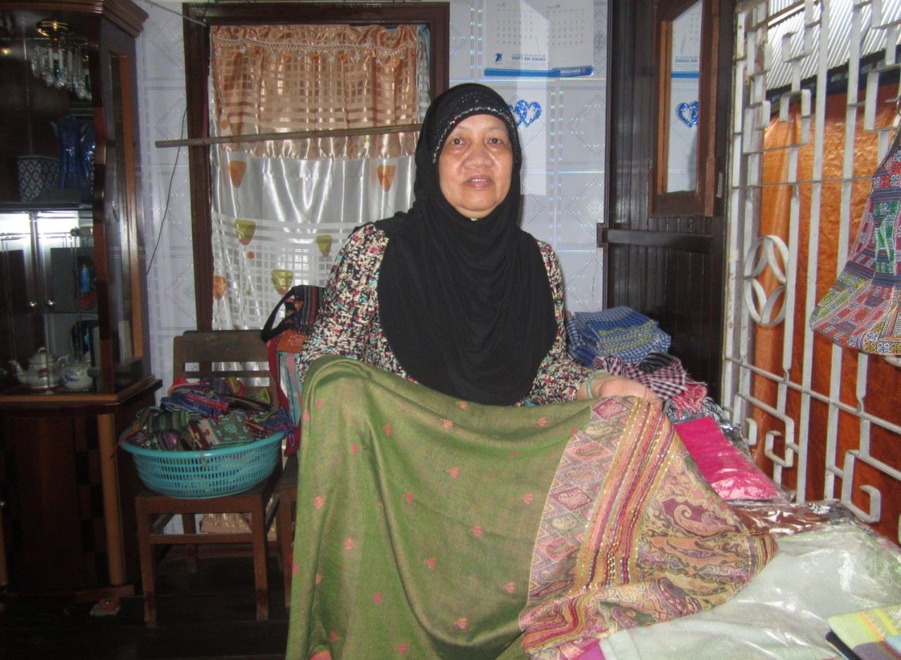 Phụ nữ Chăm An Giang bằng tất cả tâm huyết giữ nghề truyền thống Phụ nữ Chăm An Giang bằng tất cả tâm huyết giữ nghề truyền thống