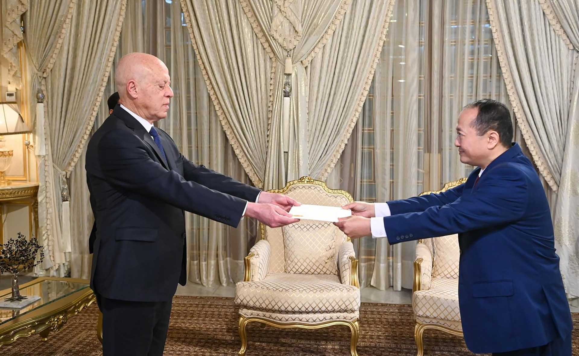 Đại sứ Nguyễn Huy Dũng trình Thư ủy nhiệm lên Tổng thống Tunisia Đại sứ Nguyễn Huy Dũng trình Thư ủy nhiệm lên Tổng thống Tunisia