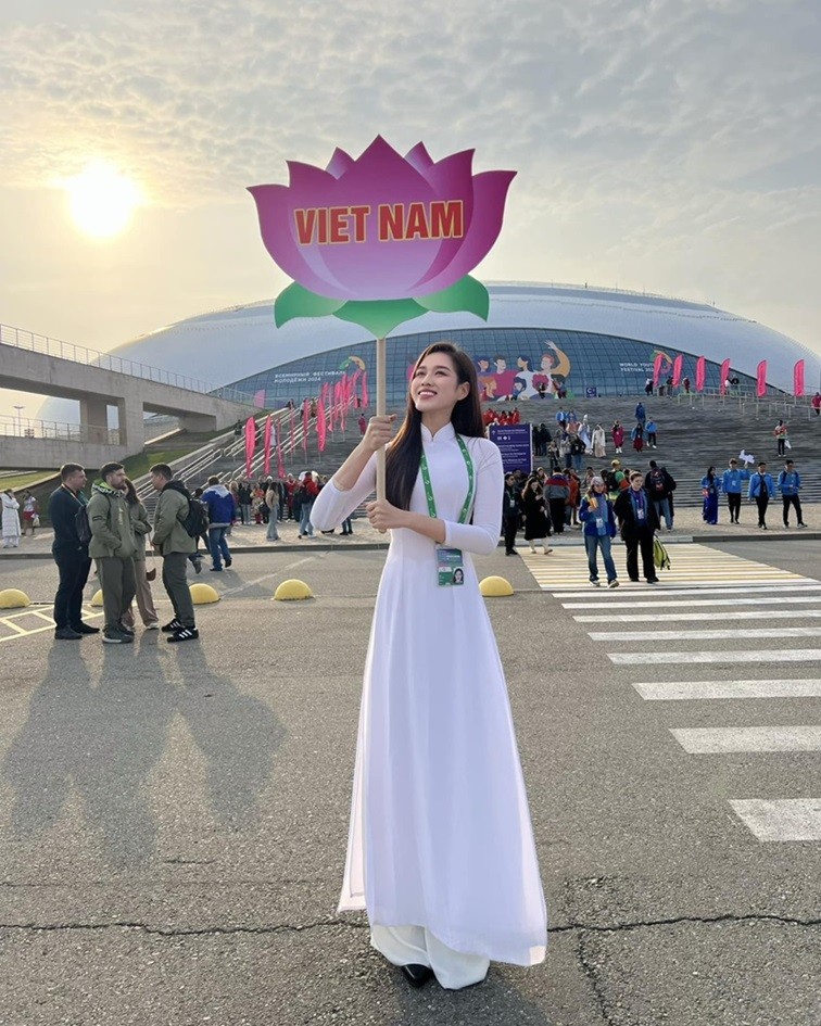 Hoa hậu Đỗ Thị Hà là thành viên đoàn đại biểu Việt Nam dự lễ diễu hành trong khuôn khổ Liên hoan Thanh niên thế giới 2024 ở Sochi (Liên bang Nga). Tại sự kiện, Hoa hậu Việt Nam 2020 diện áo dài trắng đơn giản, tự hào khi được cầm biển tên đất nước, dẫn đầu đoàn diễu hành.