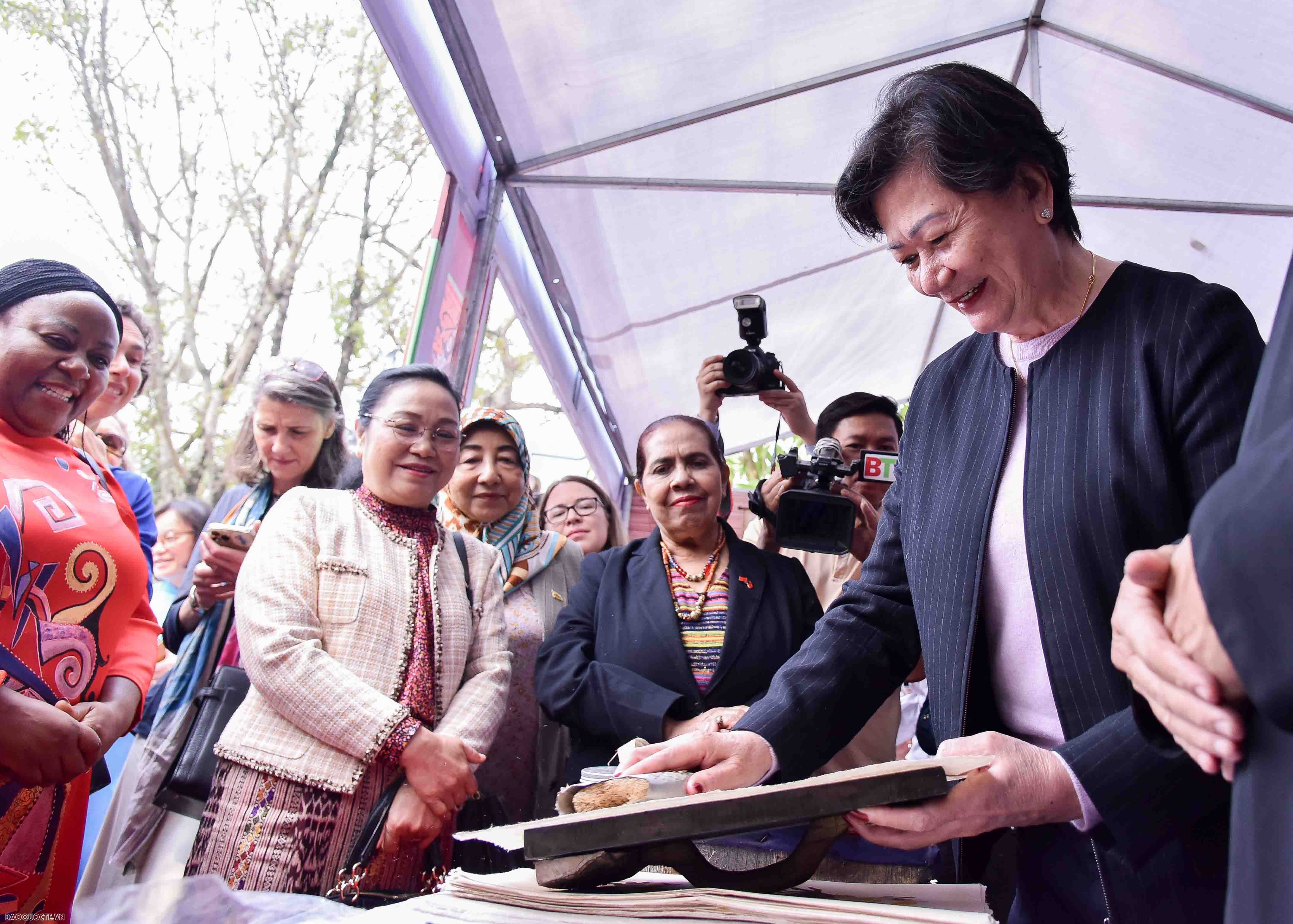 Phó Chủ tịch nước cùng các nữ Trưởng cơ quan đại diện nước ngoài tại Việt Nam trải nghiệm làm tranh Đông Hồ, nghe hát quan họ