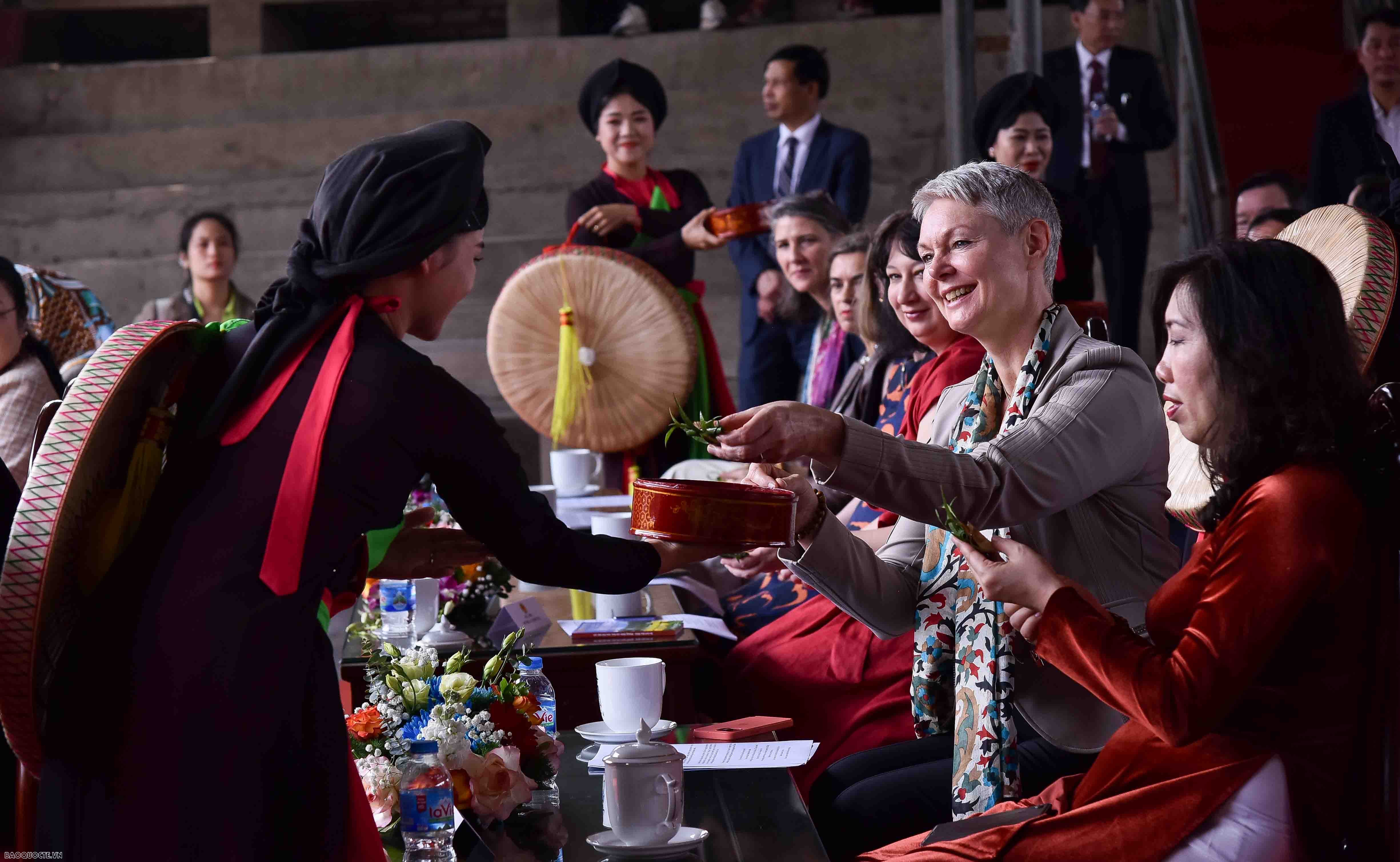 Phó Chủ tịch nước cùng các nữ Trưởng cơ quan đại diện nước ngoài tại Việt Nam trải nghiệm làm tranh Đông Hồ, nghe hát quan họ