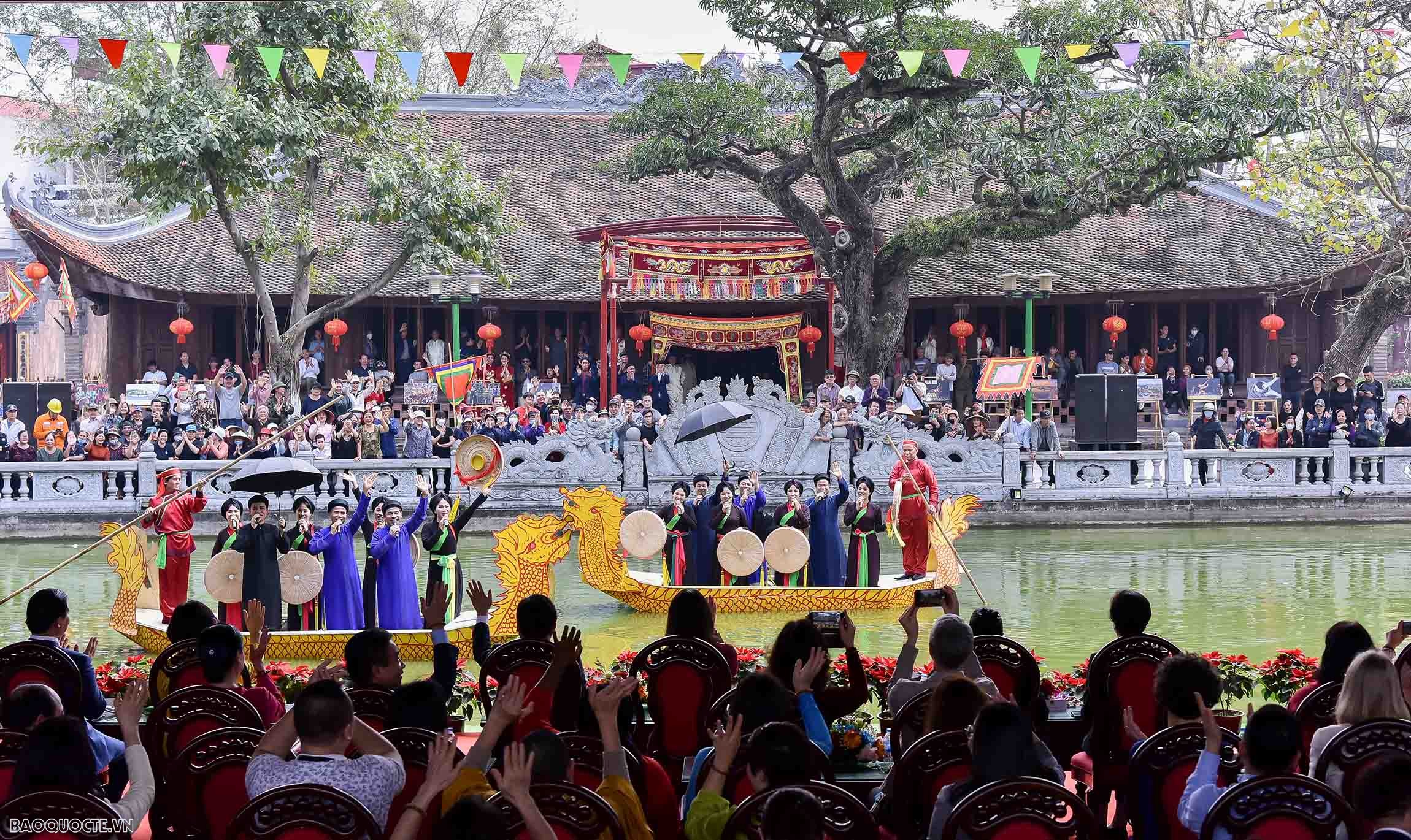 Phó Chủ tịch nước cùng các nữ Trưởng cơ quan đại diện nước ngoài tại Việt Nam trải nghiệm làm tranh Đông Hồ, nghe hát quan họ