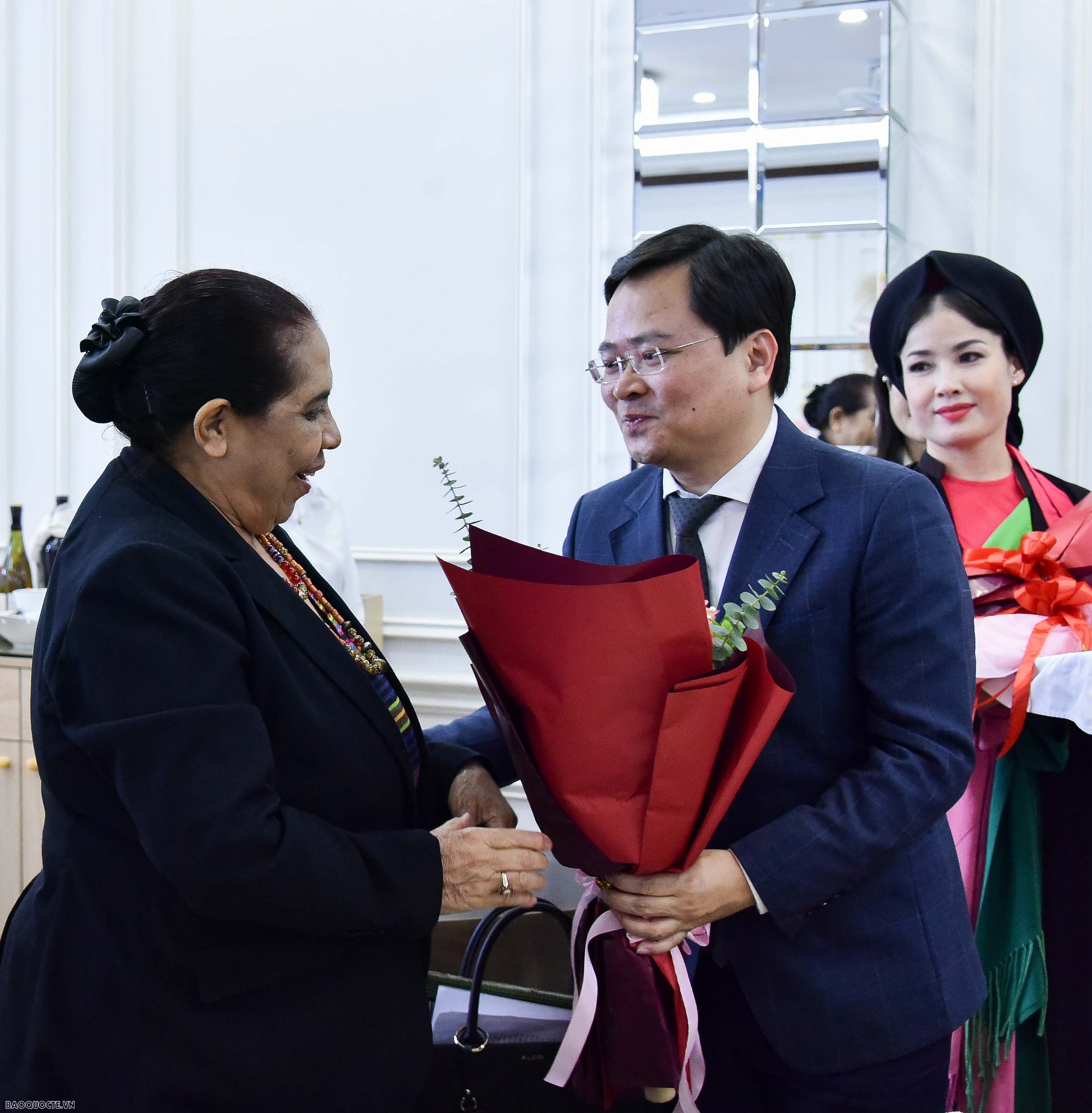 Phó Chủ tịch nước cùng các nữ Trưởng cơ quan đại diện nước ngoài tại Việt Nam trải nghiệm làm tranh Đông Hồ, nghe hát quan họ