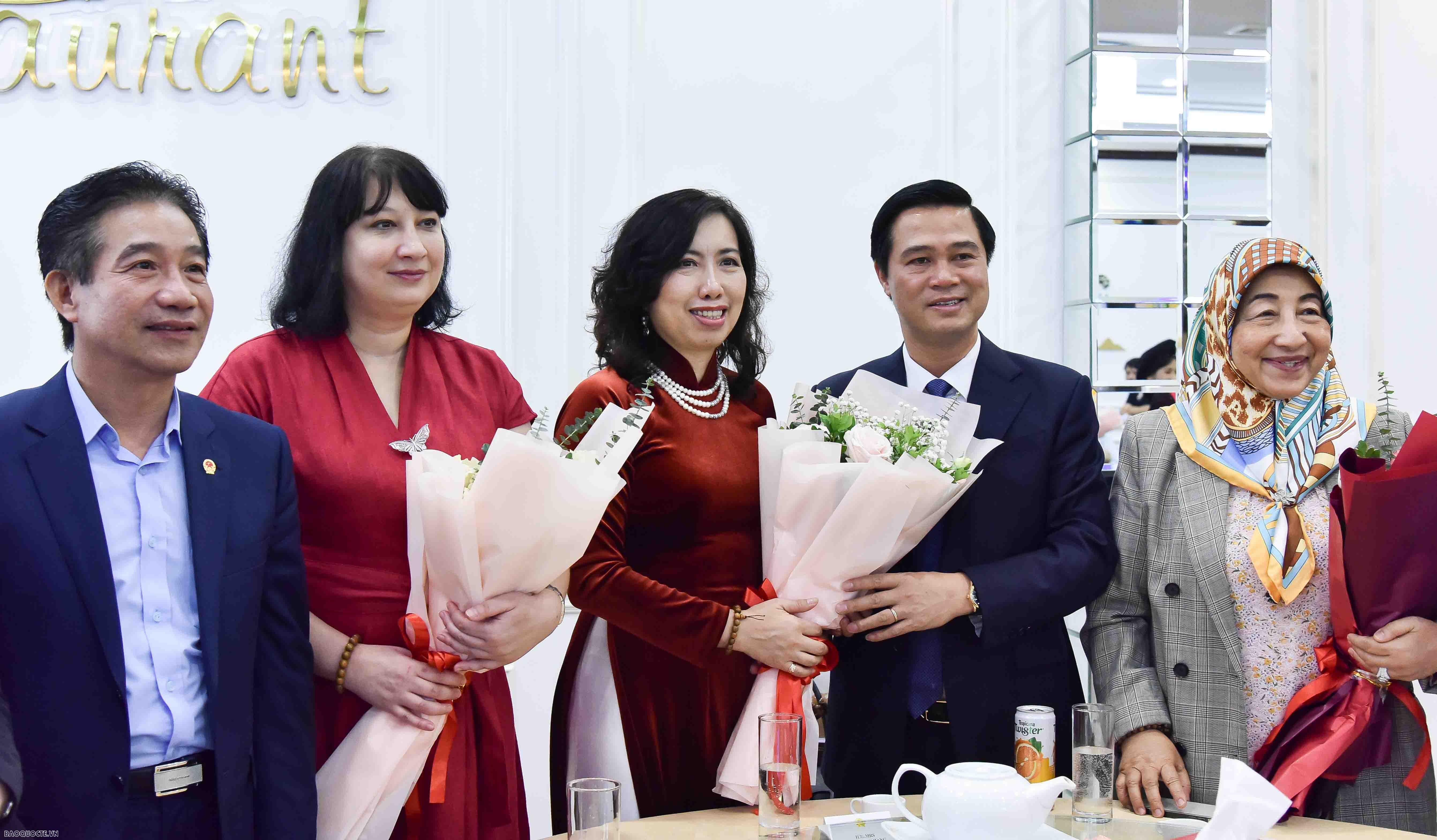 Phó Chủ tịch nước cùng các nữ Trưởng cơ quan đại diện nước ngoài tại Việt Nam trải nghiệm làm tranh Đông Hồ, nghe hát quan họ