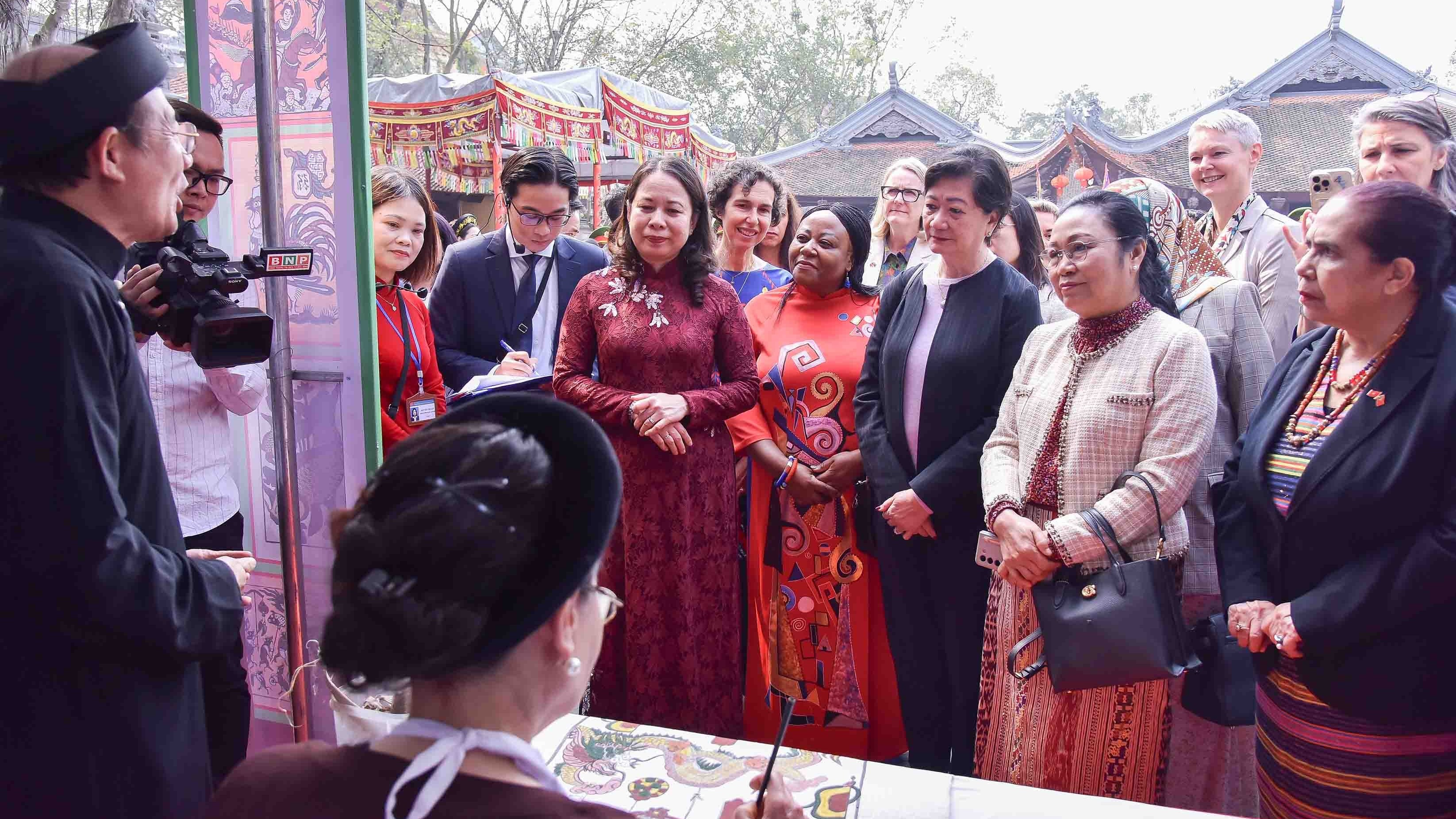 Phó Chủ tịch nước cùng các nữ Trưởng cơ quan đại diện nước ngoài tại Việt Nam trải nghiệm làm tranh Đông Hồ, nghe hát quan họ