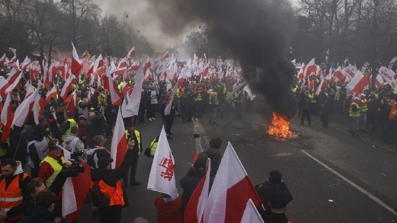 Phẫn nộ đỉnh điểm vì sự 'o bế' nông sản Ukraine cũng như tham vọng về môi trường của EU, nông dân Ba Lan 'tràn' vào thủ đô biểu tình