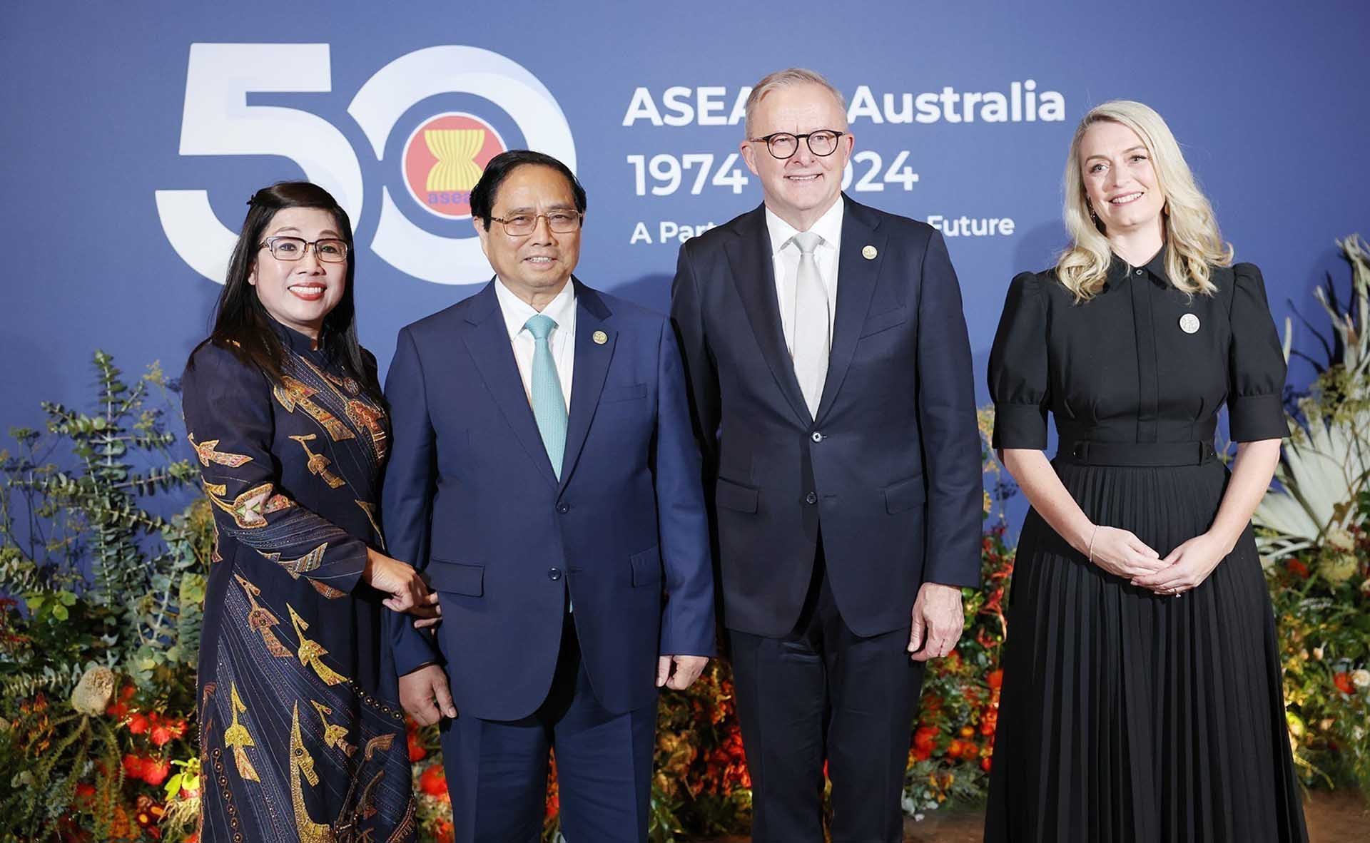 Thủ tướng Australia Anthony Albanese và Phu nhân đón Thủ tướng Phạm Minh Chính và Phu nhân, ngày 5/3. (Nguồn: TTXVN)