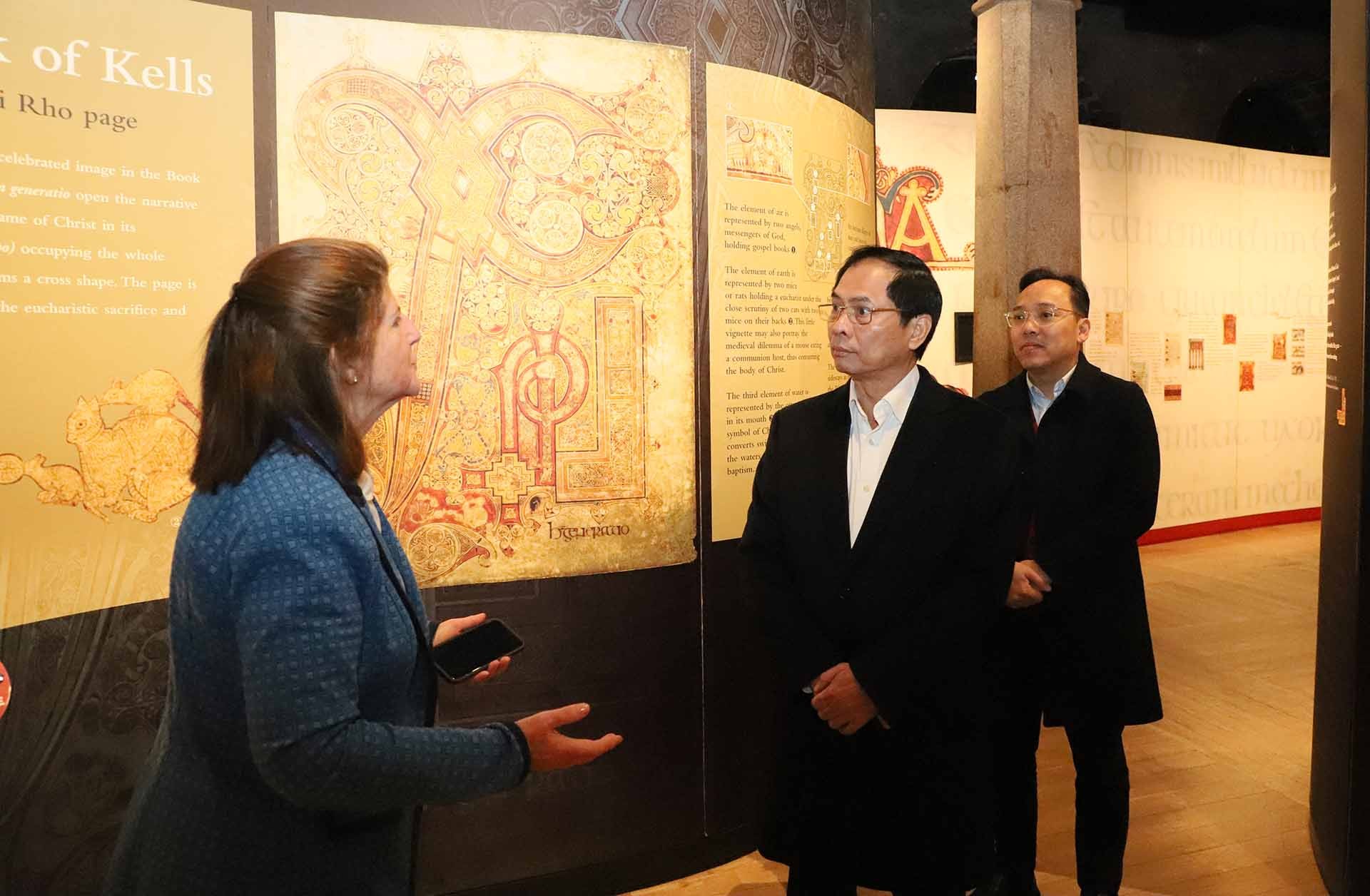 Bộ trưởng Bùi Thanh Sơn thăm Thư viện cũ và sách của Kells. (Ảnh: Nhất Phong)