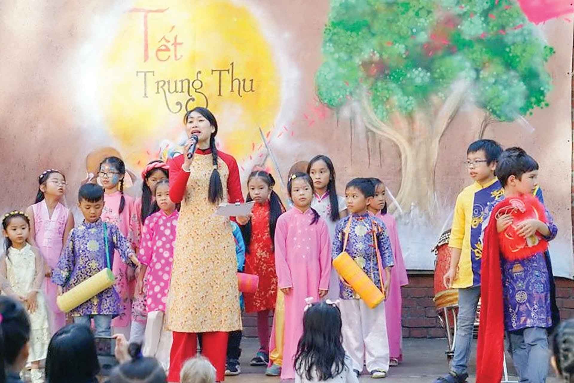 TS. Đào Thị Châu Hà dẫn chương trình cho hoạt động cộng đồng tại Đức. (Ảnh: NVCC) TS. Đào Thị Châu Hà dẫn chương trình cho hoạt động cộng đồng tại Đức. (Ảnh: NVCC)