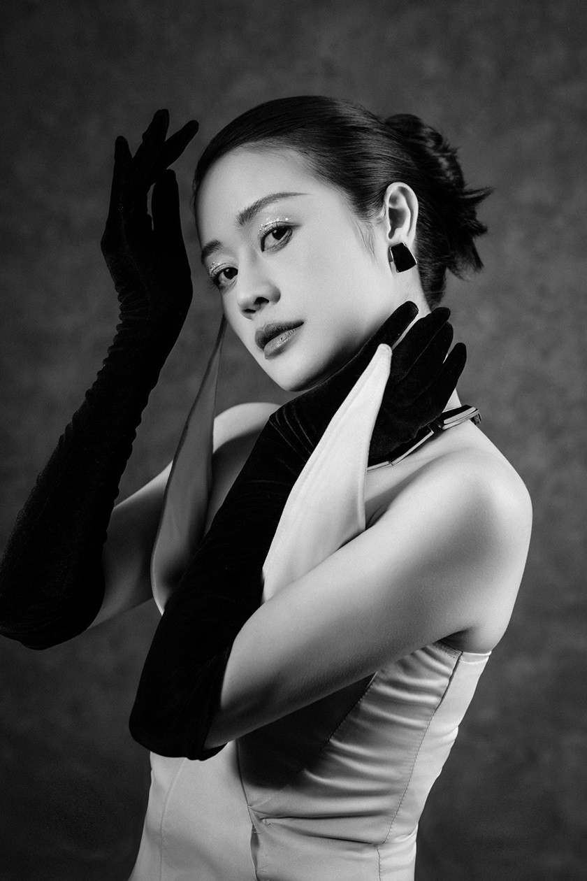 MC Phí Linh chụp bộ ảnh mừng ngày 8/3 và tâm sự về nghề dẫn chương trình truyền hình