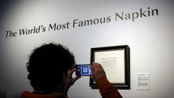 Bán đấu giá tờ giấy ăn - hợp đồng không chính thức đầu tiên của Lionel Messi và Barca