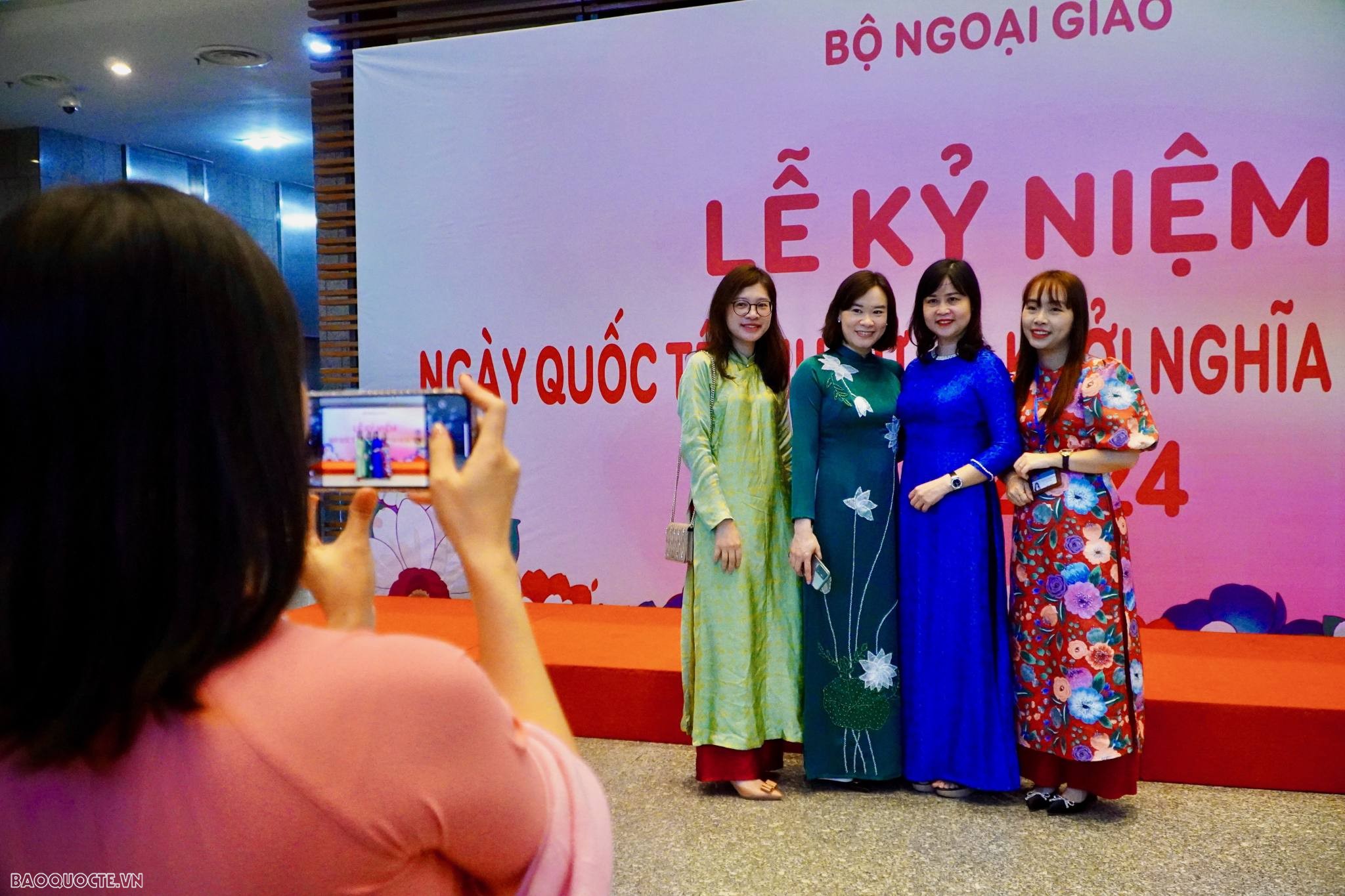 'Bóng hồng Ngoại giao' toả nắng trong Ngày quốc tế Phụ nữ
