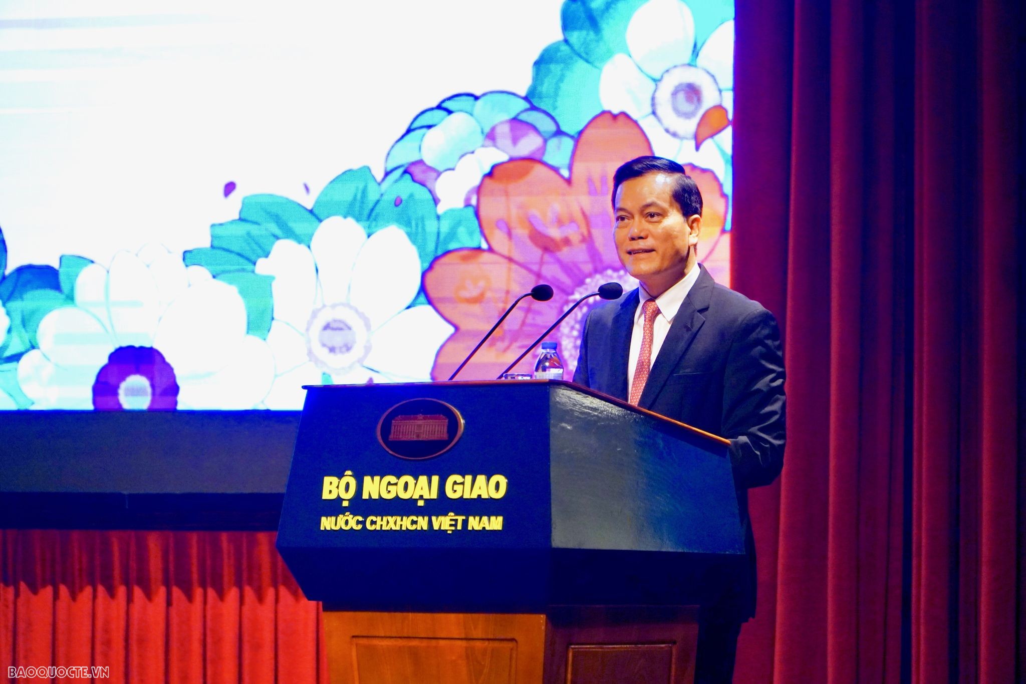 'Bóng hồng Ngoại giao' toả nắng trong Ngày quốc tế Phụ nữ