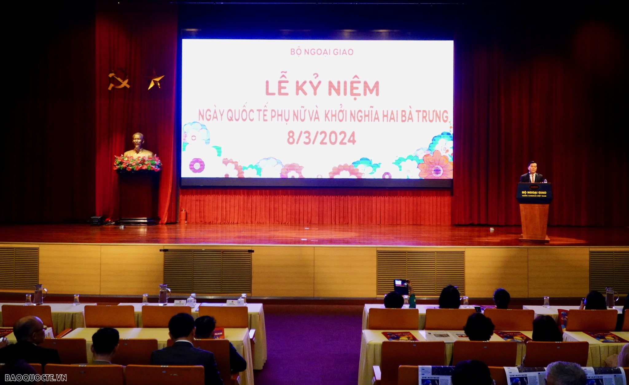 'Bóng hồng Ngoại giao' toả nắng trong Ngày quốc tế Phụ nữ