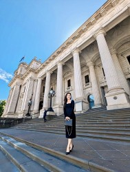 Hoa hậu Jennifer Phạm thanh lịch chọn đầm đơn sắc đen trong chuyến công tác nước ngoài