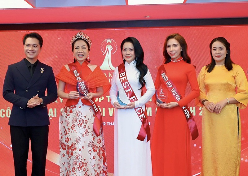 Tân Hoa khôi – Doanh nhân Kim Dung còn xuất sắc nhận giải thưởng phụ “Người đẹp được yêu thích nhất”. Tân Hoa khôi – Doanh nhân Kim Dung còn xuất sắc nhận giải thưởng phụ “Người đẹp được yêu thích nhất”.