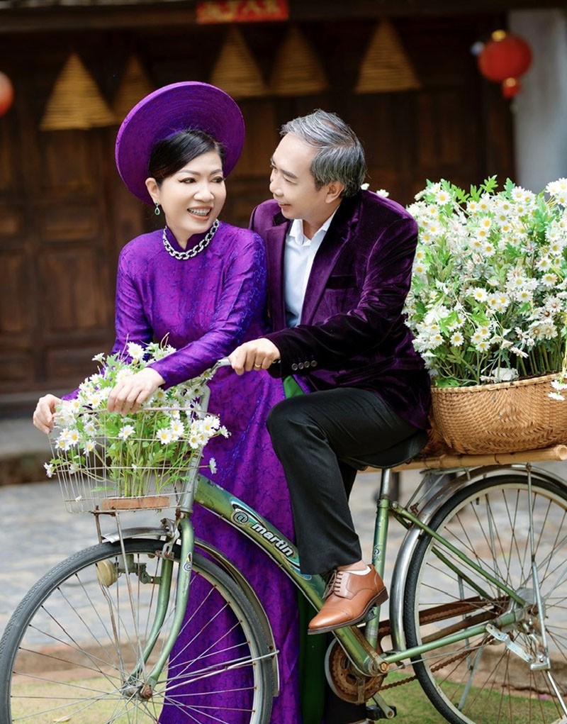 Hoa khôi Cao Thị Kim Dung và Phu quân – Doanh nhân Lê Bá Thông. Hoa khôi Cao Thị Kim Dung và Phu quân – Doanh nhân Lê Bá Thông.