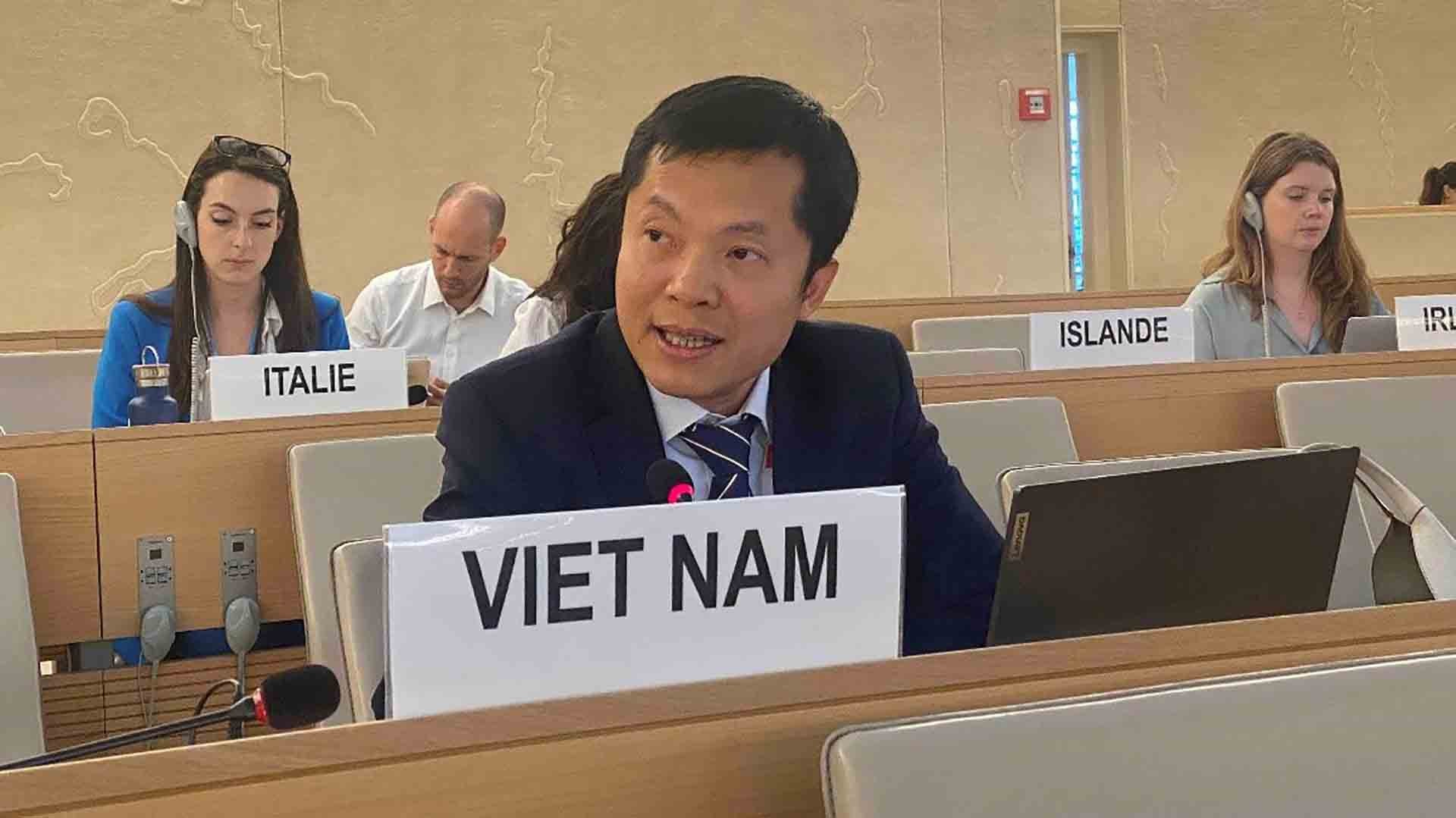 Tham tán Công sứ, Phó Trưởng Phái đoàn Việt Nam tại Geneva Cung Đức Hân phát biểu tại Phiên đối thoại với Báo cáo viên đặc biệt của LHQ về quyền văn hóa. Tham tán Công sứ, Phó Trưởng Phái đoàn Việt Nam tại Geneva Cung Đức Hân phát biểu tại Phiên đối thoại với Báo cáo viên đặc biệt của LHQ về quyền văn hóa.