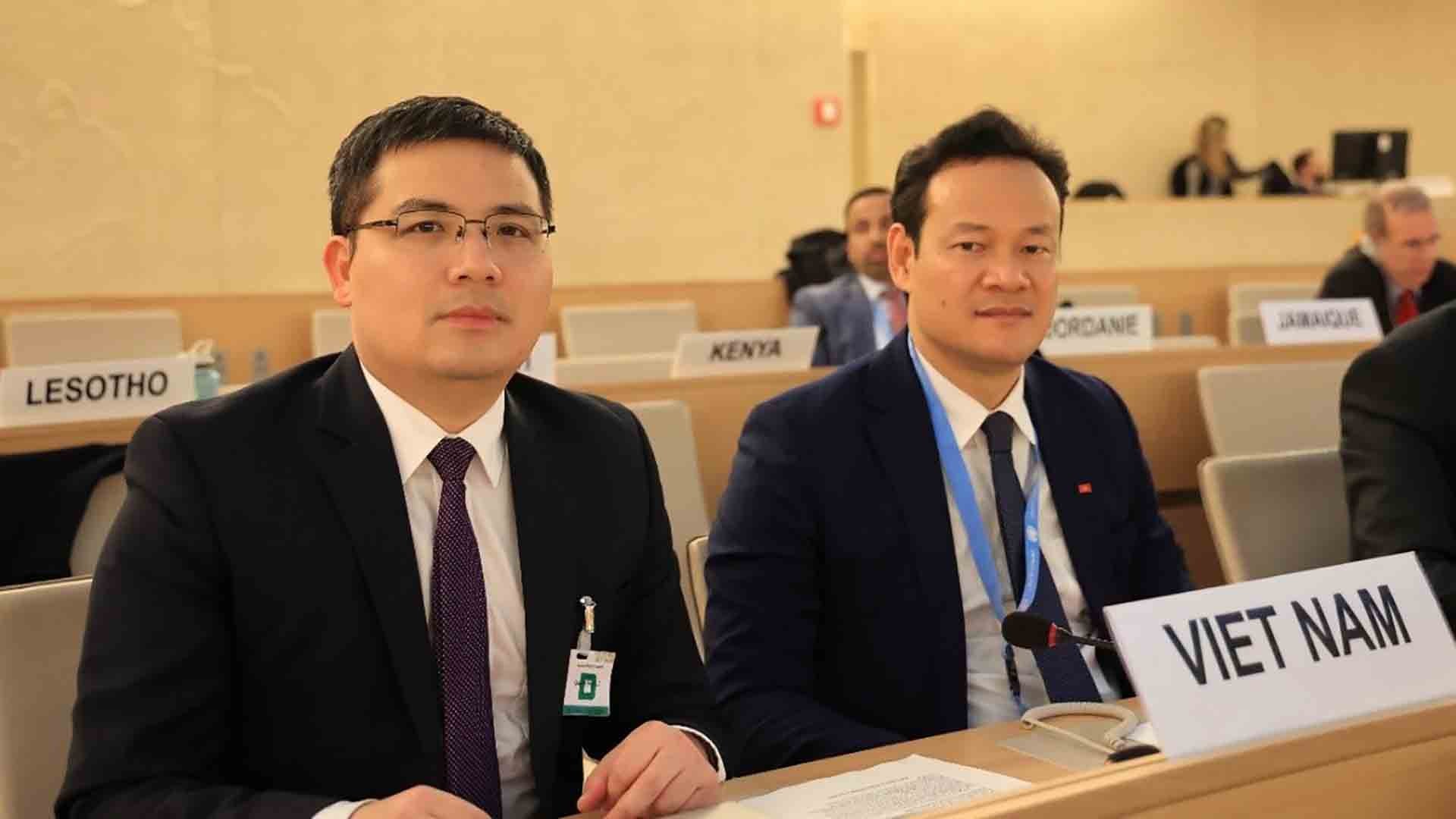 Đại sứ Mai Phan Dũng (phải), Trưởng Phái đoàn thường trực của Việt Nam tại Geneva phát biểu tại Phiên họp. (Nguồn: TTXVN) Đại sứ Mai Phan Dũng (phải), Trưởng Phái đoàn thường trực của Việt Nam tại Geneva phát biểu tại Phiên họp. (Nguồn: TTXVN)