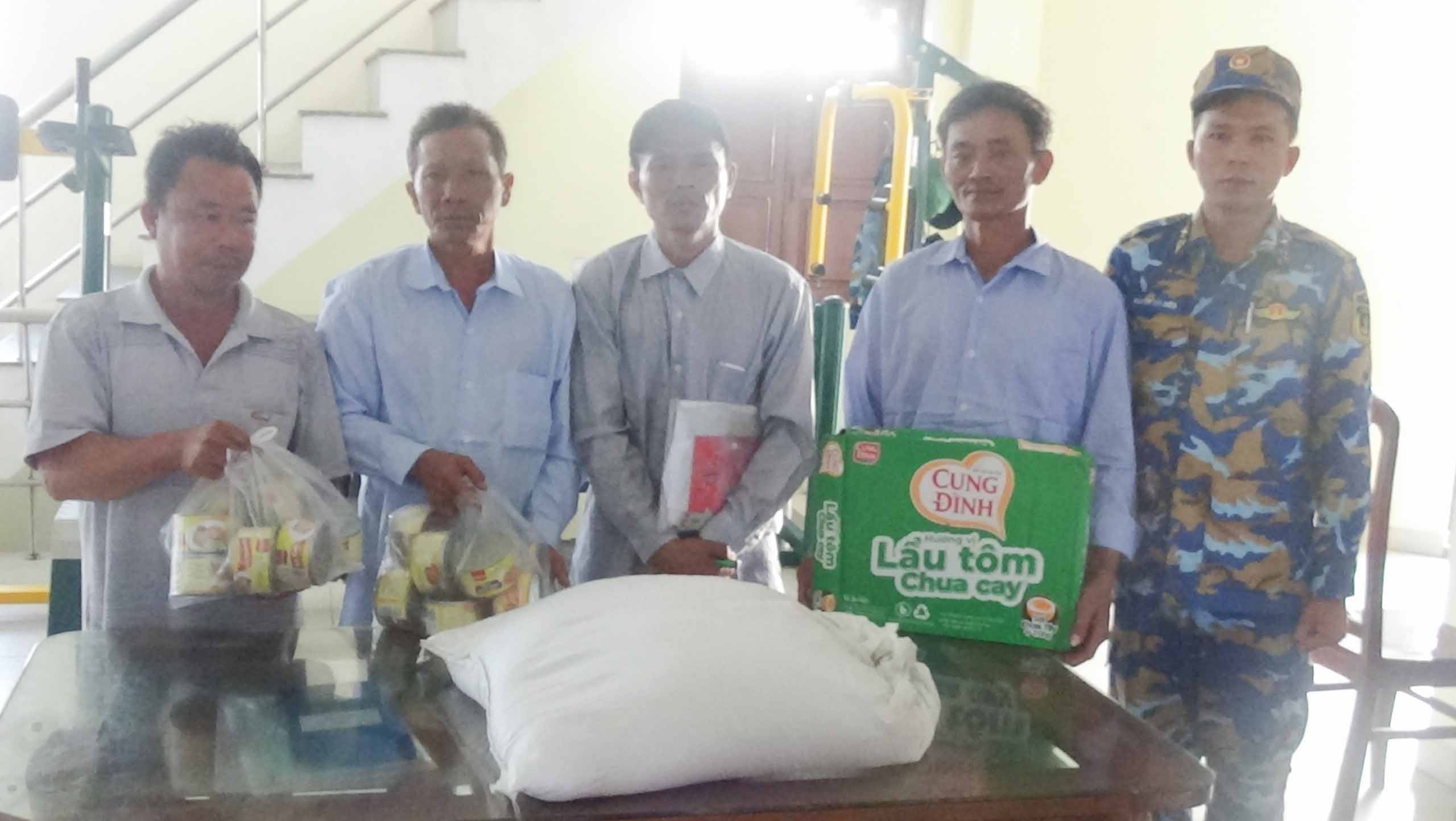 Lãnh đạo, Chỉ huy đảo hỗ trợ cho tàu cá NT 02038TS. 