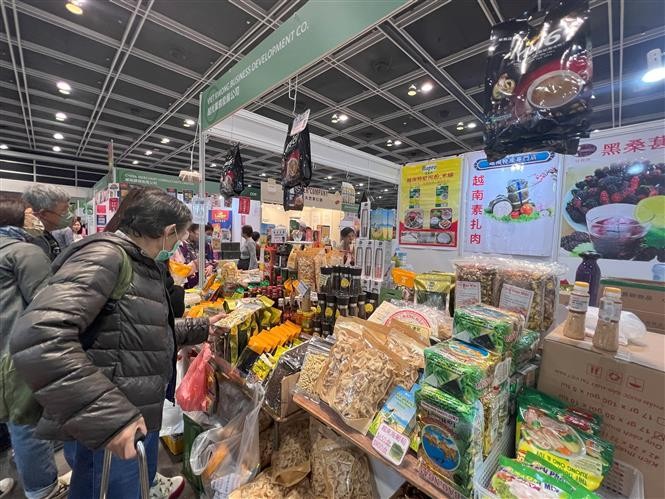 Khách tham quan gian trưng bày các sản phẩm Việt Nam của Công ty Phát triển Kinh doanh Viet Kwong. (Nguồn: TTXVN) Khách tham quan gian trưng bày các sản phẩm Việt Nam của Công ty Phát triển Kinh doanh Viet Kwong. (Nguồn: TTXVN)