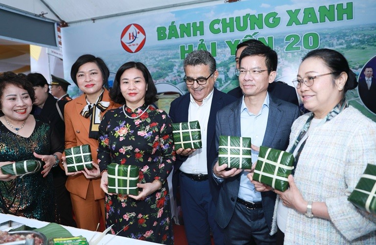 Theo chân bạn bè quốc tế du xuân về Quần thể Di tích Quốc gia đặc biệt Đền Sóc Theo chân bạn bè quốc tế du xuân về Quần thể Di tích Quốc gia đặc biệt Đền Sóc