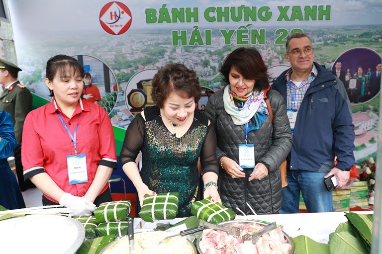 Theo chân bạn bè quốc tế du xuân về Quần thể Di tích Quốc gia đặc biệt Đền Sóc Theo chân bạn bè quốc tế du xuân về Quần thể Di tích Quốc gia đặc biệt Đền Sóc