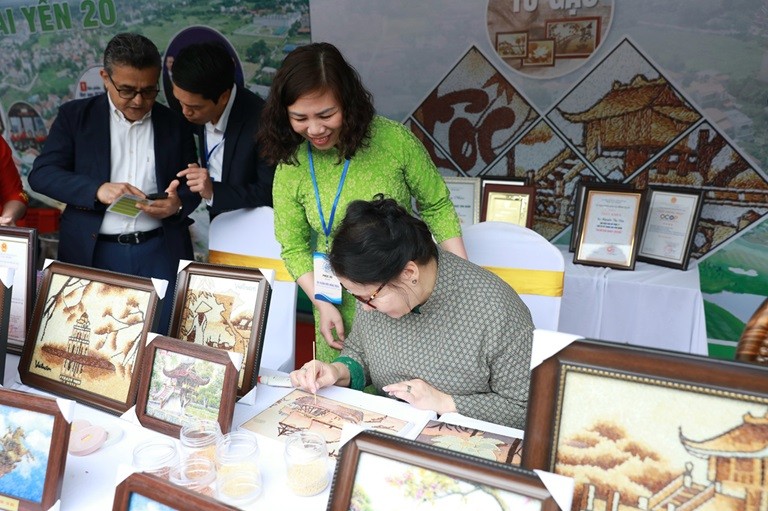 Theo chân bạn bè quốc tế du xuân về Quần thể Di tích Quốc gia đặc biệt Đền Sóc Theo chân bạn bè quốc tế du xuân về Quần thể Di tích Quốc gia đặc biệt Đền Sóc