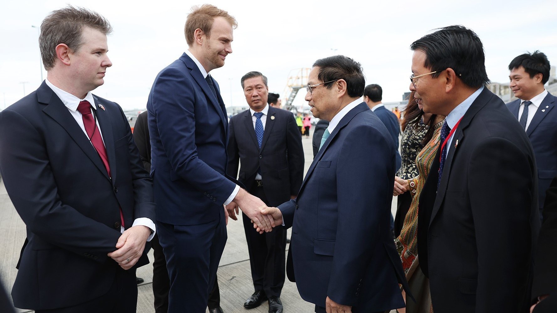 Thủ tướng Chính phủ Phạm Minh Chính tới Auckland, bắt đầu thăm chính thức New Zealand