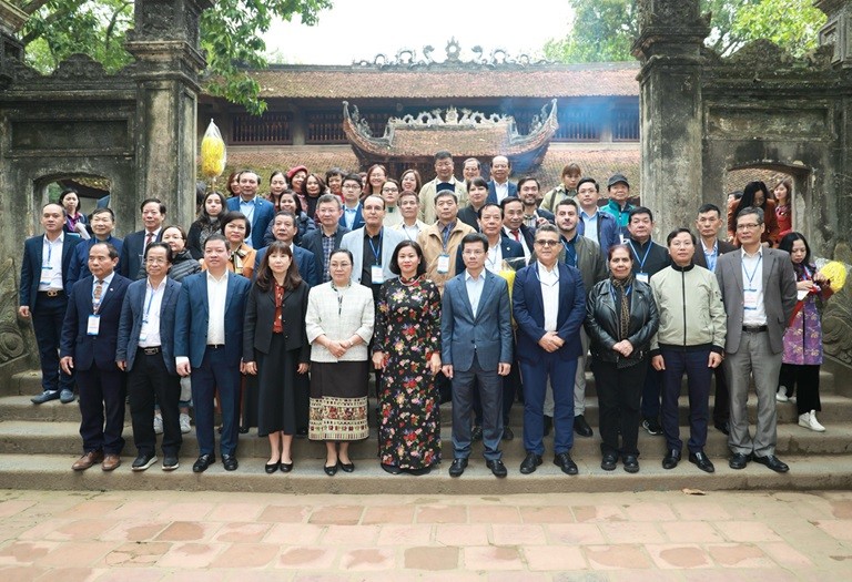 Theo chân bạn bè quốc tế du xuân về Quần thể Di tích Quốc gia đặc biệt Đền Sóc Theo chân bạn bè quốc tế du xuân về Quần thể Di tích Quốc gia đặc biệt Đền Sóc