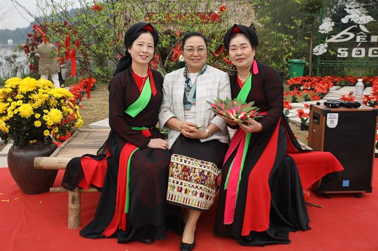 Theo chân bạn bè quốc tế du xuân về Quần thể Di tích Quốc gia đặc biệt Đền Sóc Theo chân bạn bè quốc tế du xuân về Quần thể Di tích Quốc gia đặc biệt Đền Sóc