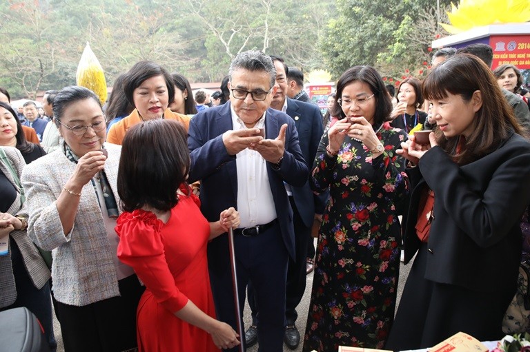 Theo chân bạn bè quốc tế du xuân về Quần thể Di tích Quốc gia đặc biệt Đền Sóc Theo chân bạn bè quốc tế du xuân về Quần thể Di tích Quốc gia đặc biệt Đền Sóc