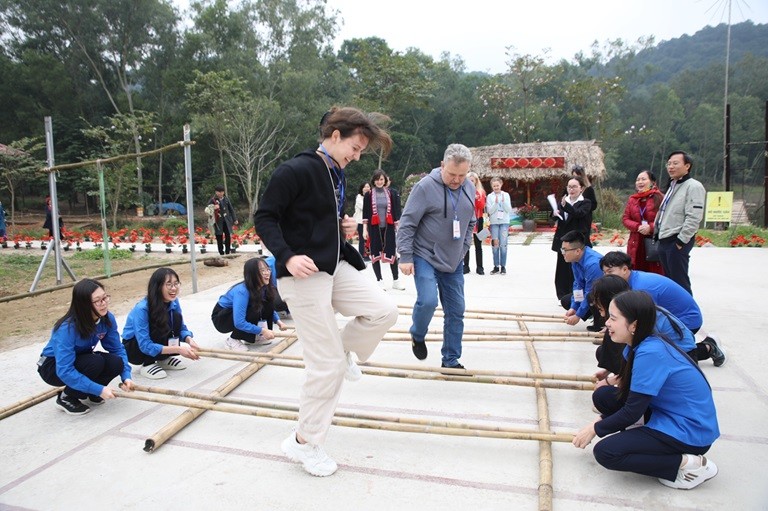 Theo chân bạn bè quốc tế du xuân về Quần thể Di tích Quốc gia đặc biệt Đền Sóc Theo chân bạn bè quốc tế du xuân về Quần thể Di tích Quốc gia đặc biệt Đền Sóc