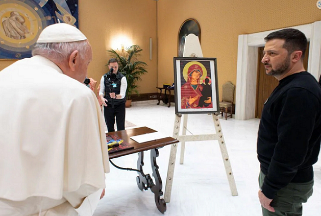 Xung đột Nga-Ukraine: Moscow yêu cầu HĐBA họp bàn về ý tưởng 'đầy rẫy sự khởi đầu cho Thế chiến III', Giáo hoàng khuyên Kiev 'giương cờ trắng' để đàm