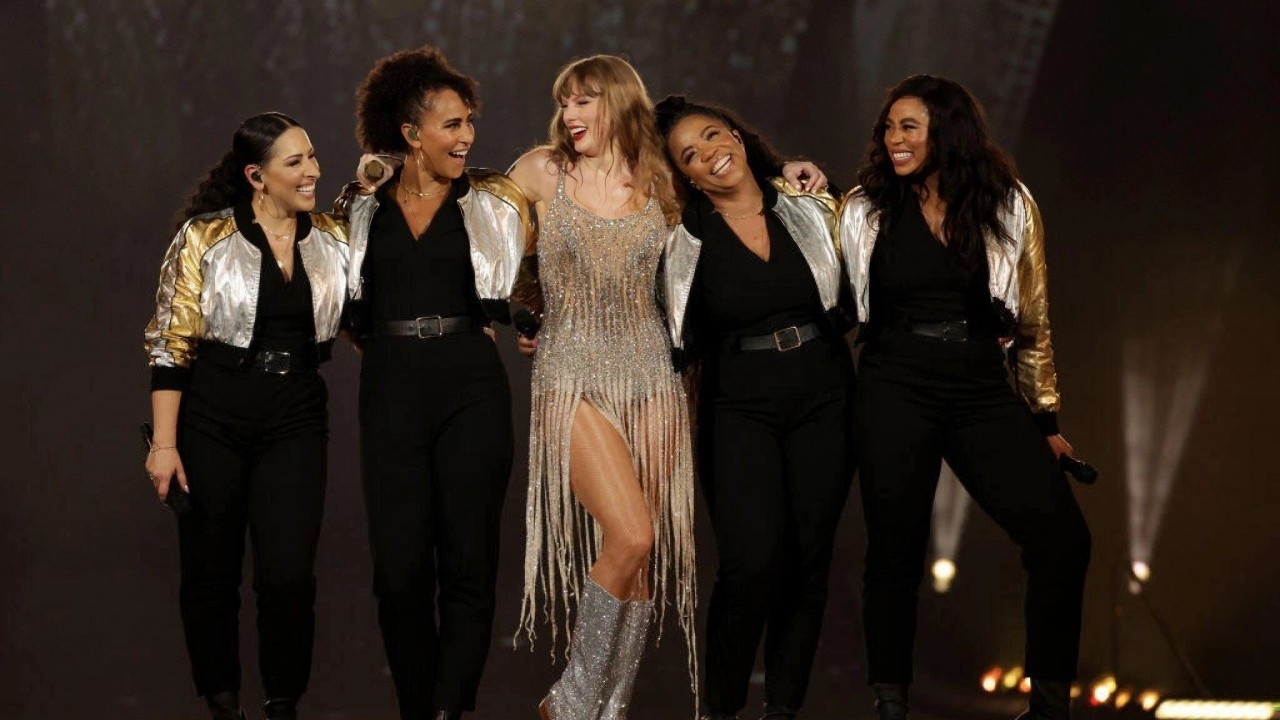 Bóc mác trang phục biểu diễn ở Singapore của Taylor Swift