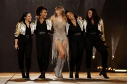 Bóc mác trang phục biểu diễn ở Singapore của Taylor Swift