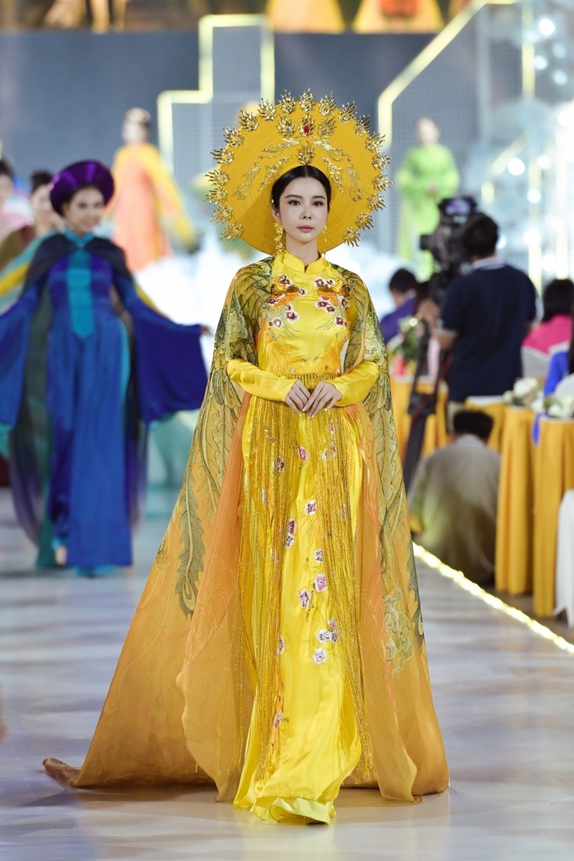 Hoa hậu Du lịch Thế giới 2018 Huỳnh Vy nền nã trong tà áo dài, vui khi được làm dự án cộng đồng Hoa hậu Du lịch Thế giới 2018 Huỳnh Vy nổi bật trong tà áo dài, vui khi được làm dự án cộng đồng