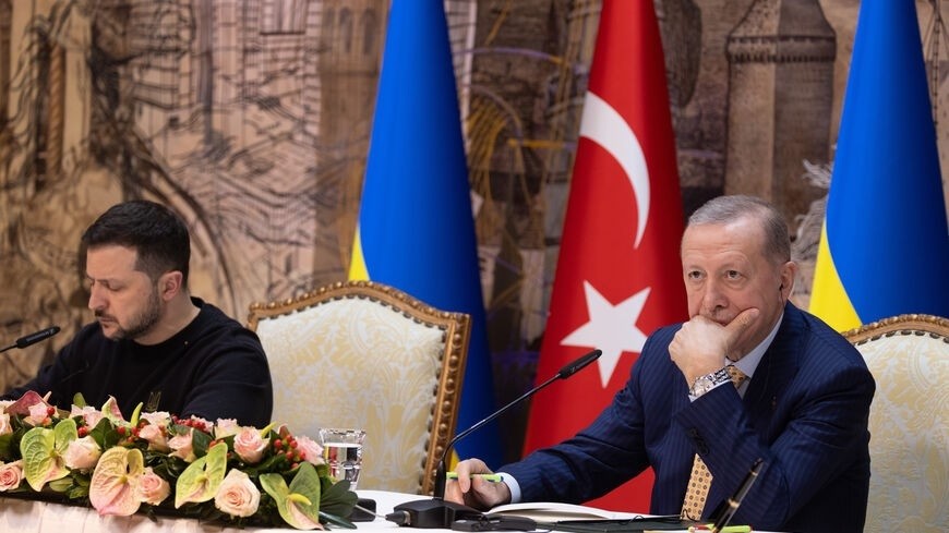 Tổng thống Thổ Nhĩ Kỳ Recep Tayyip Erdogan (phải) và người đồng cấp Ukraine Volodymyr Zelensky trong cuộc họp báo chung tại Istanbul ngày 8/3. Ông Erdogan tuyên bố Thổ Nhĩ Kỳ sẵn sàng tổ chức các cuộc đàm phán hòa bình với sự tham gia của Ukraine và LB Nga. Trong khi đó, Tổng thống Zelensky tuyên bố phản đối việc Moscow tham gia hội nghị thượng đỉnh hòa bình, nhấn mạnh Kiev muốn đạt được một nền hòa bình công bằng. (Nguồn: Getty) Tổng thống Thổ Nhĩ Kỳ Recep Tayyip Erdogan (phải) và người đồng cấp Ukraine Volodymyr Zelensky trong cuộc họp báo chung tại Istanbul ngày 8/3. Ông Erdogan tuyên bố Thổ Nhĩ Kỳ sẵn sàng tổ chức các cuộc đàm phán hòa bình với sự tham gia của Ukraine và LB Ng