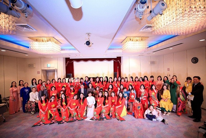 Quà tặng áo dài cho phụ nữ Việt Nam tại vùng Kansai, Nhật Bản