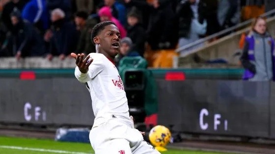 Sao trẻ 18 tuổi Kobbie Mainoo tiến bộ vượt bậc, MU mở đàm phán tăng lương gấp 3