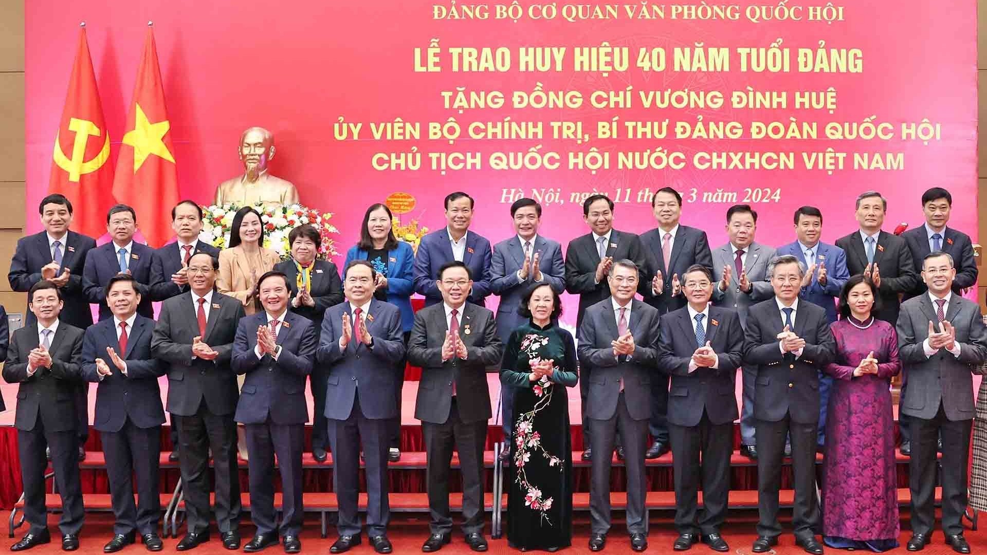 Trao Huy hiệu 40 năm tuổi Đảng tặng Chủ tịch Quốc hội Vương Đình Huệ