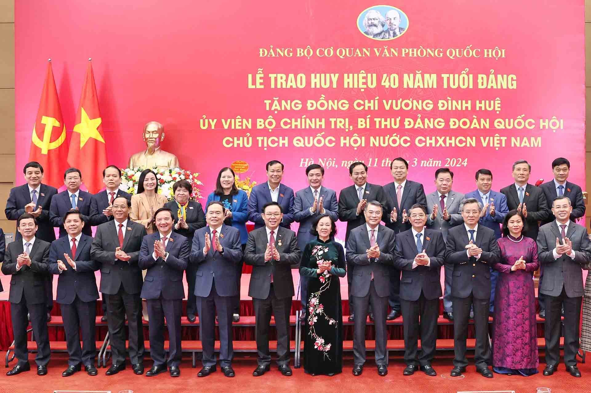 Thường trực Ban Bí thư Trương Thị Mai cùng các đồng chí lãnh đạo Đảng, Nhà nước chúc mừng Chủ tịch Quốc hội Vương Đình Huệ. (Nguồn: TTXVN) Thường trực Ban Bí thư Trương Thị Mai cùng các đồng chí lãnh đạo Đảng, Nhà nước chúc mừng Chủ tịch Quốc hội Vương Đình Huệ. (Nguồn: TTXVN)