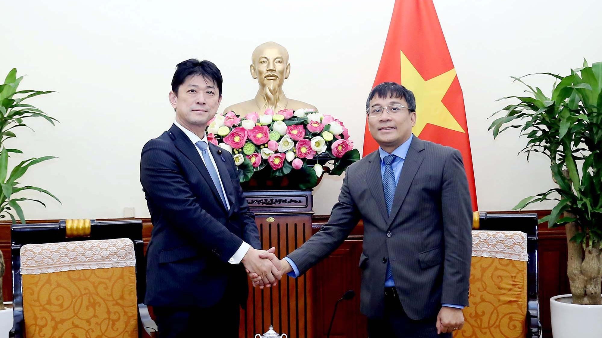 Thứ trưởng Thường trực Bộ Ngoại giao Nguyễn Minh Vũ tiếp Thứ trưởng Ngoại giao Nhật Bản