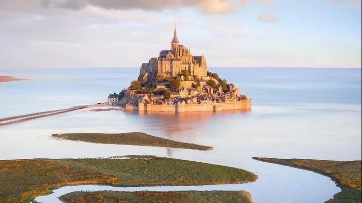 Khám phá tu viện cổ nghìn năm tuổi nằm giữa lòng biển khơi nước Pháp