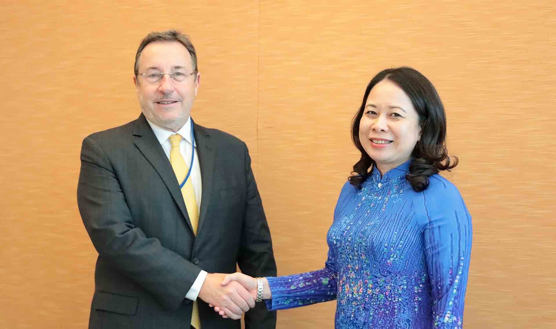 Phó Chủ tịch nước Võ Thị Ánh Xuân gặp Tổng giám đốc UNDP Achim Steiner tại New York. (Nguồn: TTXVN) Phó Chủ tịch nước Võ Thị Ánh Xuân gặp Tổng giám đốc UNDP Achim Steiner tại New York. (Nguồn: TTXVN)