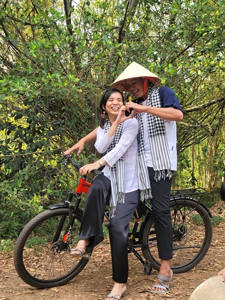 Nụ cười tỏa nắng dưới tán tràm ĐTQ KBT.ST Đồng Tháp Mười Nụ cười tỏa nắng dưới tán tràm ĐTQ KBT.ST Đồng Tháp Mười