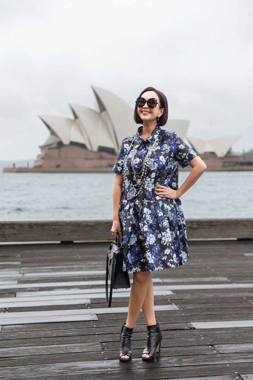 Diễm My sang Sydney để công tác kết hợp gặp gỡ bạn bè, người thân. Dịp này, nữ diễn viên cũng dành thời gian thăm thành phố đang độ vào Thu. Chị lưu lại những khung hình đẹp ở các địa điểm nổi tiếng như đường đi bộ dọc khách sạn Park Hyatt, nhà thờ St Mary's Cathedral... Diễm My sang Sydney để công tác kết hợp gặp gỡ bạn bè, người thân. Dịp này, nữ diễn viên cũng dành thời gian thăm thành phố đang độ vào Thu. Chị lưu lại những khung hình đẹp ở các địa điểm nổi tiếng như đường đi bộ dọc khách sạn Park Hyatt, nhà thờ St Mary's Cathedral...